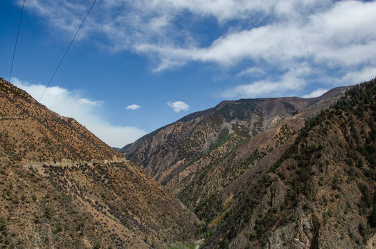 川西崇山峻岭里的川藏公路