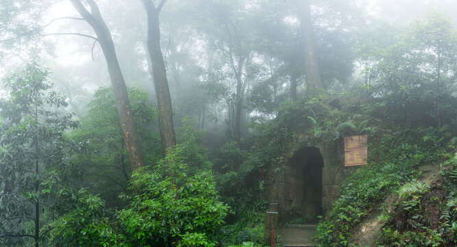 山顶石门洞