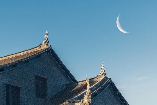 江南古镇传统民居屋檐屋顶月亮