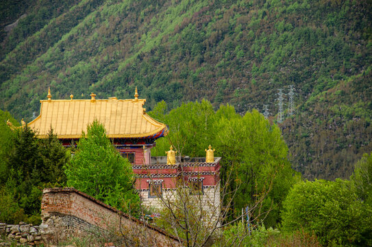 318国道边的藏传佛教小寺庙