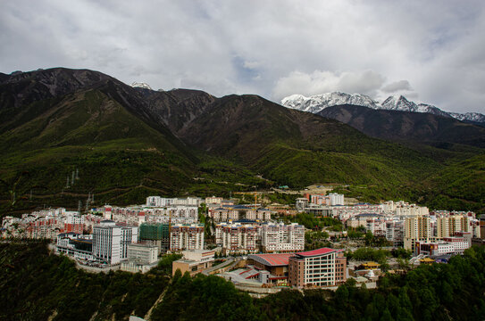 雪山下俯瞰康定县城