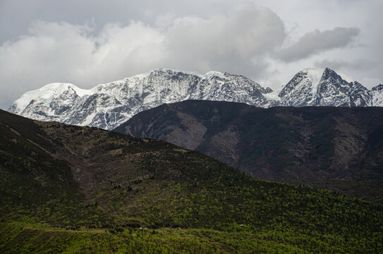 川藏线318国道雪山雪景