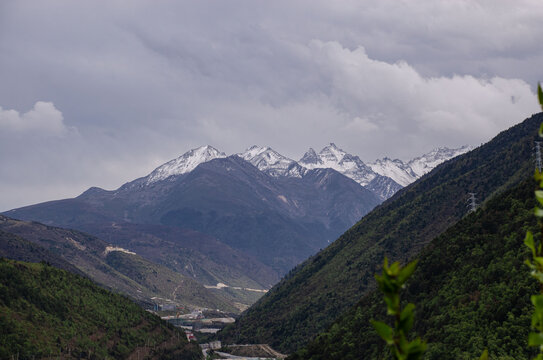 川藏线318国道雪山雪景