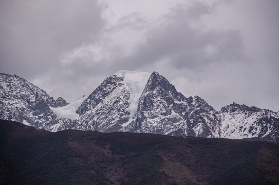 川藏线318国道雪山雪景