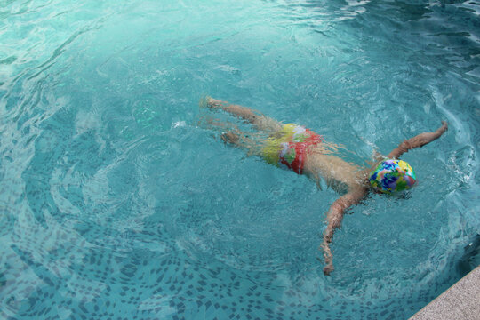 少年儿童在游泳池游泳