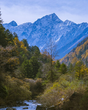 山峰与小溪