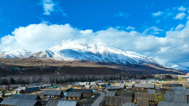 禾木雪山