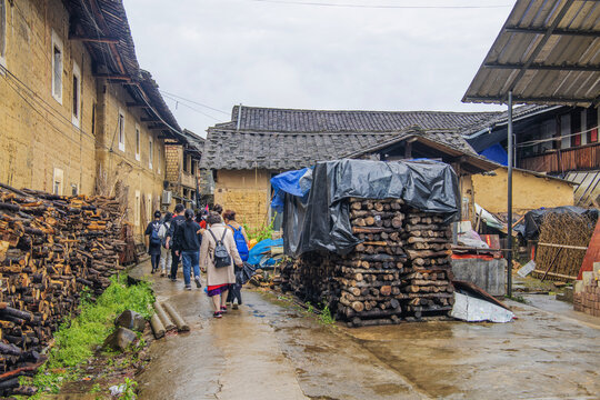 福建漳州南靖的土楼与木柴