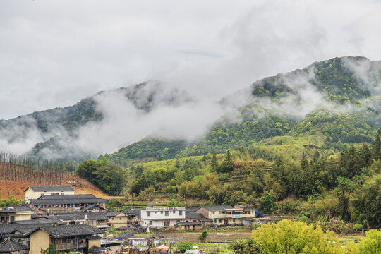 俯瞰南靖土楼砖楼群山峰白云