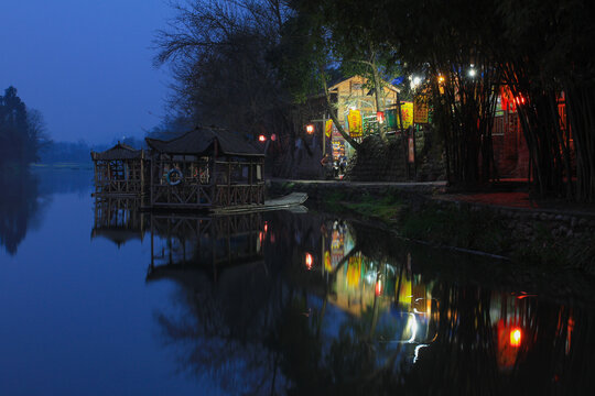 湖畔夜景