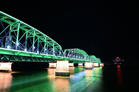 丹东鸭绿江夜景