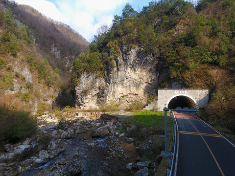 神农架水流东隧道