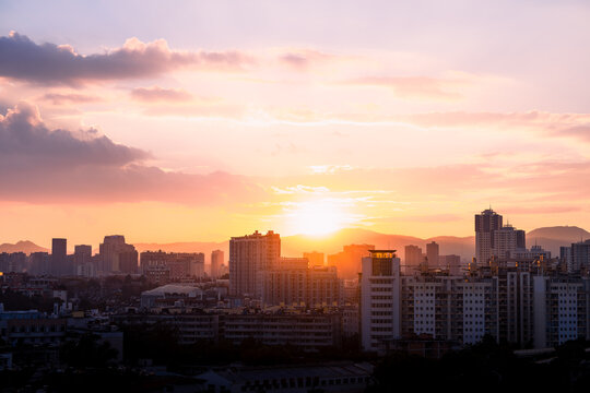 云南日落与城市