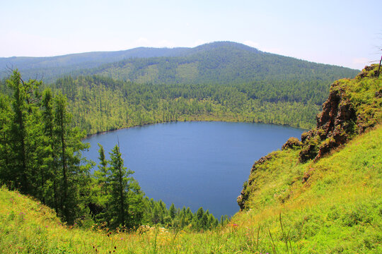 阿尔山杜鹃湖风光