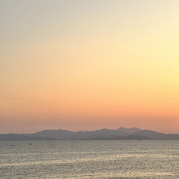 夕阳海岛和大海