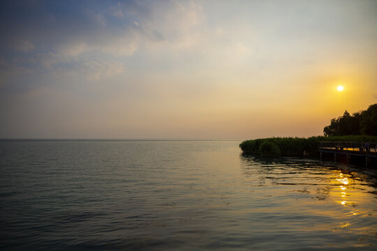 太湖夕阳金色湖面