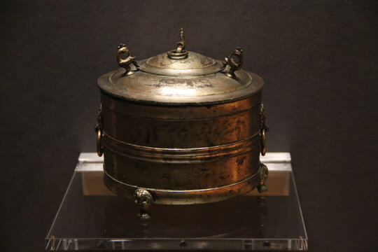 汉代鎏金彩绘铜樽