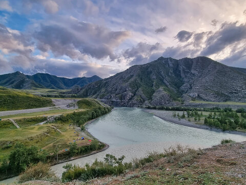 山清水秀与河流