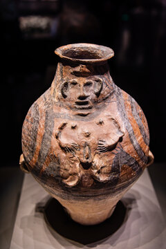马家窑文化裸体浮雕彩陶壶