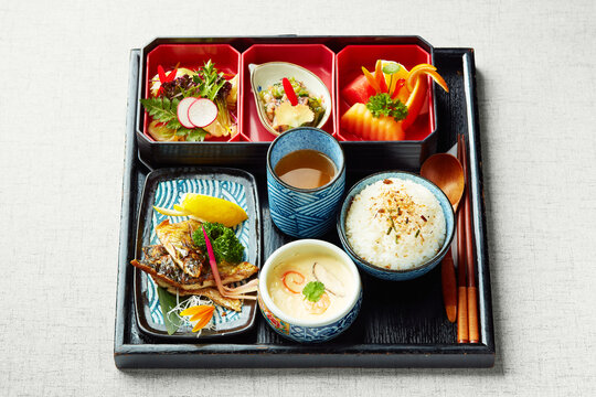 日式鲭鱼盖饭定食