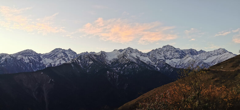 天光时刻的巴朗山风光