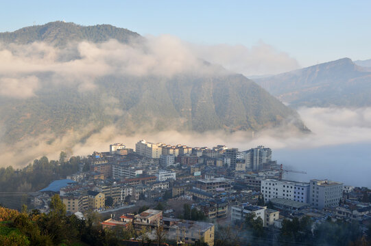 美姑县县城雾景