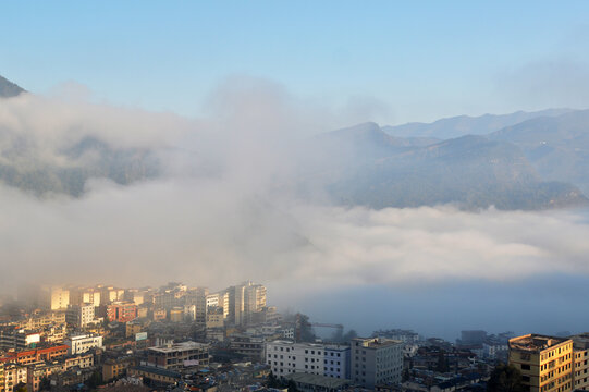 美姑县县城雾景