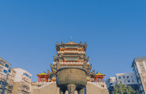 蓝天下的柳州西来寺寺庙大鼎