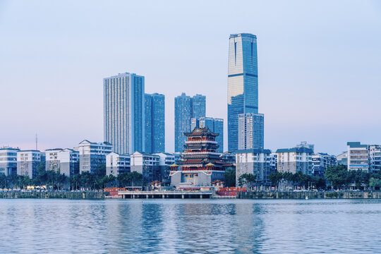 柳州西來寺古建筑與高樓同框