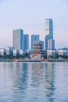 柳州滨水风光西来寺与地王大厦