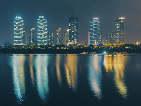 高层住宅楼和水面倒影柳州夜景