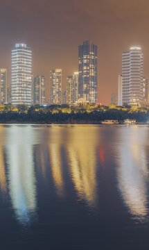 江滨建筑与水面倒影广西柳州夜景