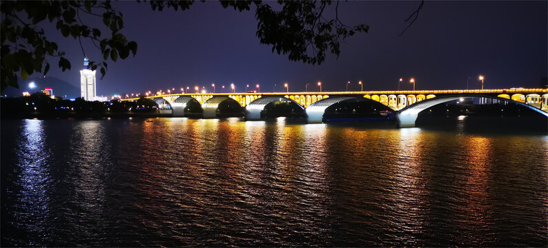 湖南长沙湘江河畔大桥夜景