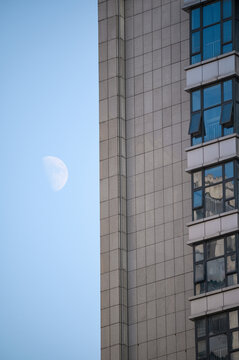 白天的建筑外立面和月亮