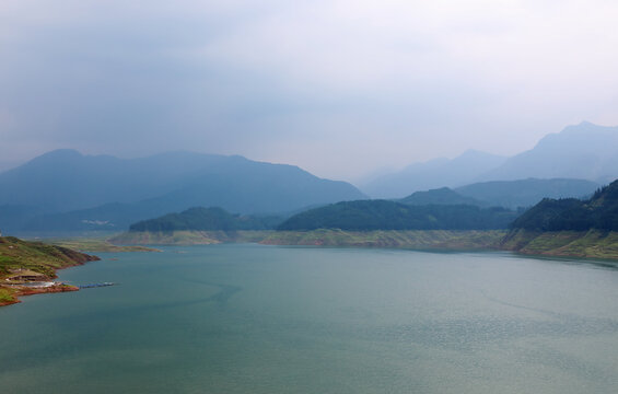 雅女湖瓦屋山