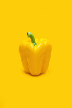 黄色背景里的黄色甜椒