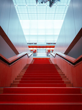 礼堂音乐厅红色楼梯对称