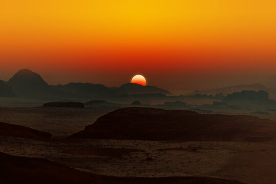 夕阳山水画