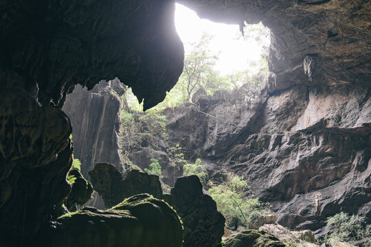 广西岩溶地貌天坑洞穴河池都安县