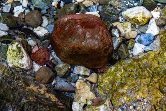 小溪石头