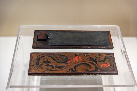中国国家博物馆的西汉漆盒石砚