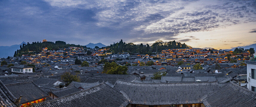 云南丽江古城夜景全景图