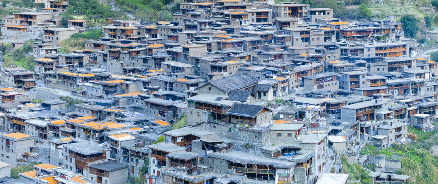 四川稻城俄亚大村全景