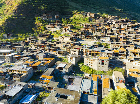 航拍四川稻城俄亚大村