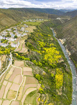 航拍四川甘孜乡城田园风光