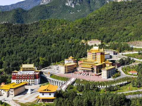 航拍四川凉山木里大寺全景