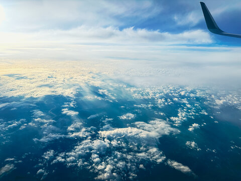 飞机俯拍云层