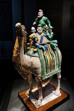唐开元十一年三彩釉陶骆驼载乐俑