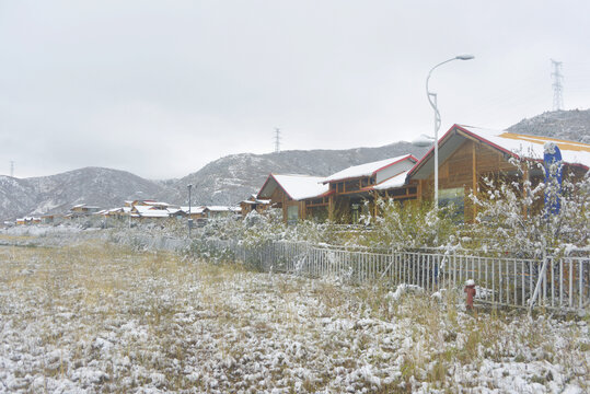 俄么塘花海景区食宿区域雪景