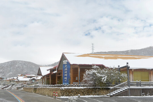 红原俄么塘花海食宿区域雪景